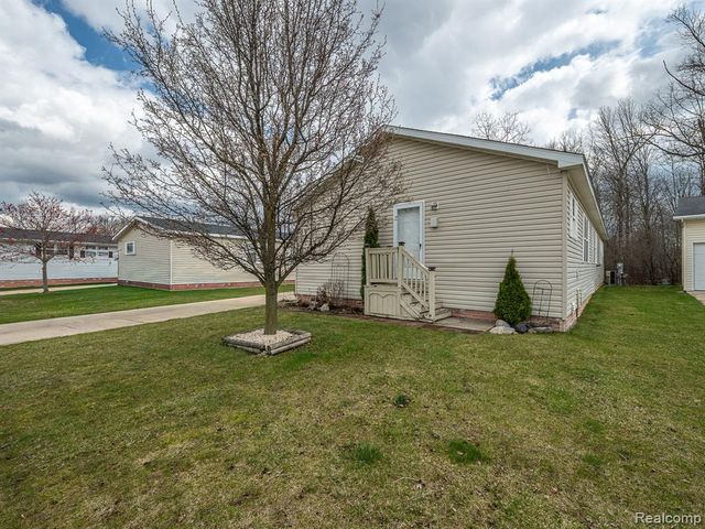 29703 Vinewood Lane, Gibraltar, MI 48173