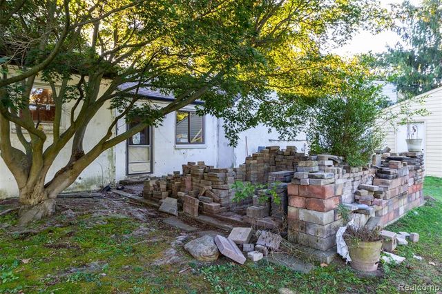 15681 Foch Street, Livonia, MI 48154