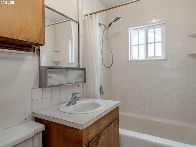 1820 E 33RD St, Vancouver, WA 98663