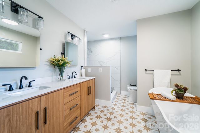 11 Twin Lakes Drive, Fletcher, NC 28732