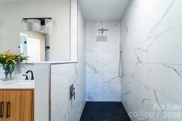 11 Twin Lakes Drive, Fletcher, NC 28732