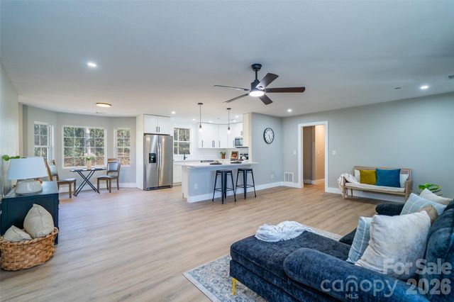 11 Twin Lakes Drive, Fletcher, NC 28732