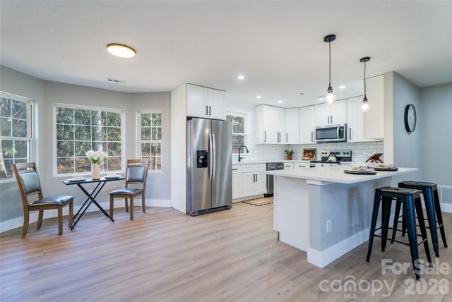 11 Twin Lakes Drive, Fletcher, NC 28732