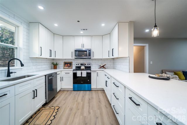 11 Twin Lakes Drive, Fletcher, NC 28732