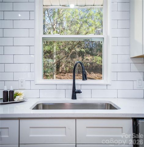 11 Twin Lakes Drive, Fletcher, NC 28732