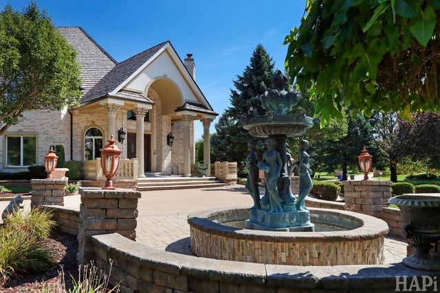 1 Pacer Trail, South Barrington, IL 60010