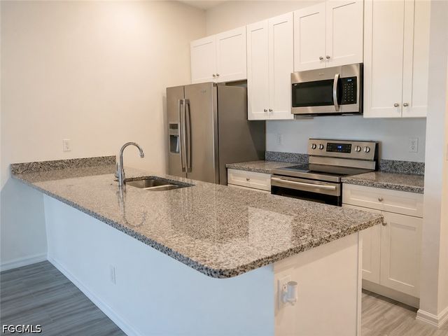 517 NE 24th PL, Cape Coral, FL 33909