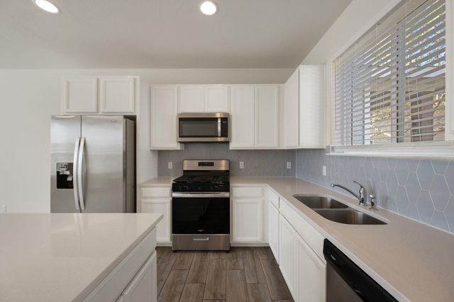 700 W 6th ST B, Taylor, TX 76574