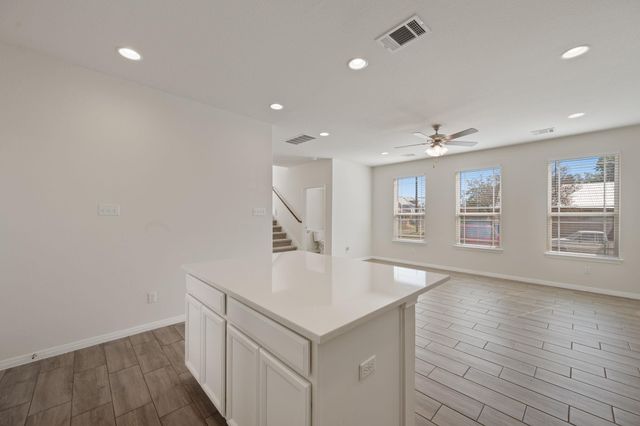 700 W 6th ST B, Taylor, TX 76574