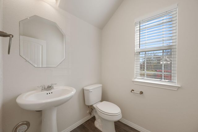 700 W 6th ST B, Taylor, TX 76574