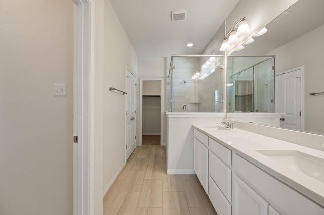 700 W 6th ST B, Taylor, TX 76574