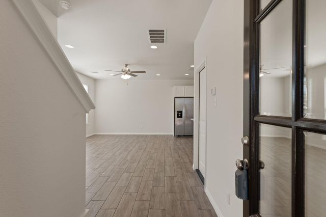 700 W 6th ST B, Taylor, TX 76574