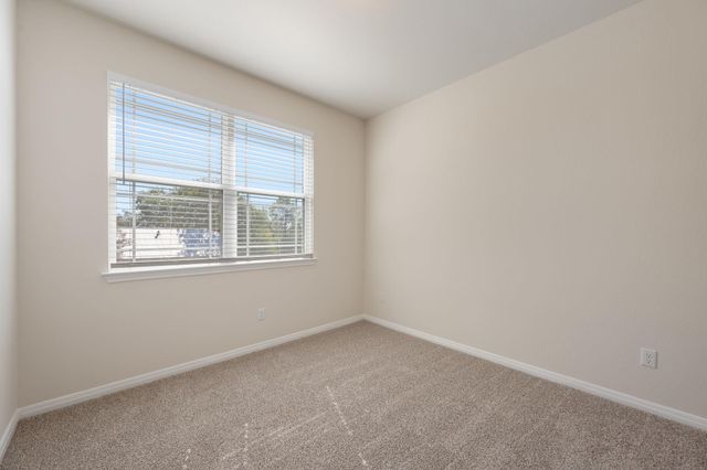 700 W 6th ST B, Taylor, TX 76574