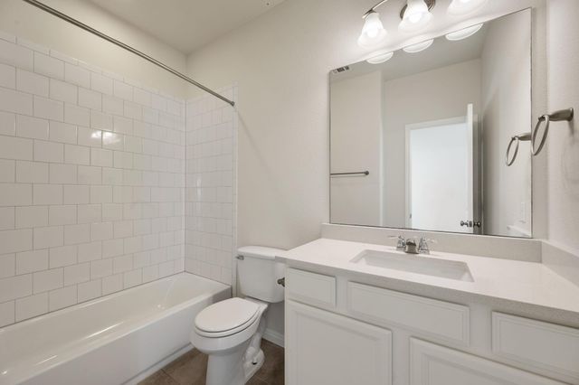 700 W 6th ST B, Taylor, TX 76574