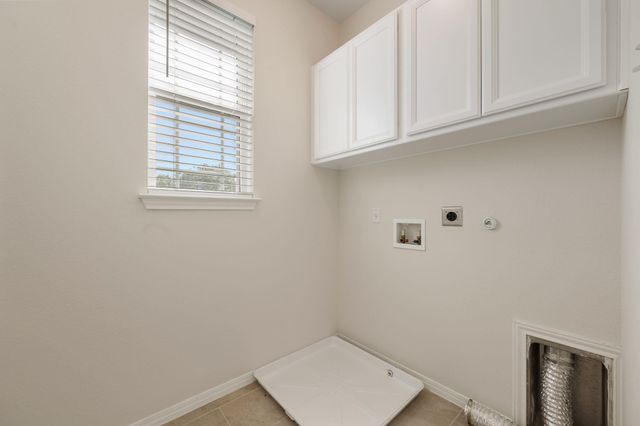 700 W 6th ST B, Taylor, TX 76574