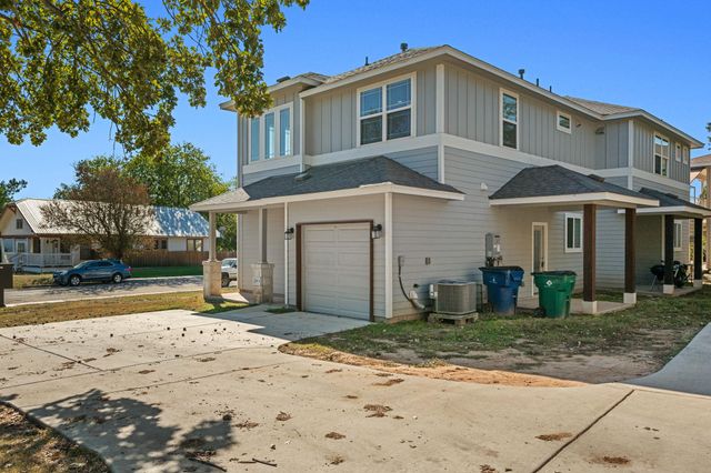 700 W 6th ST B, Taylor, TX 76574