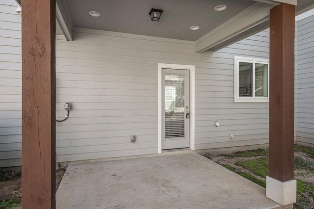 700 W 6th ST B, Taylor, TX 76574