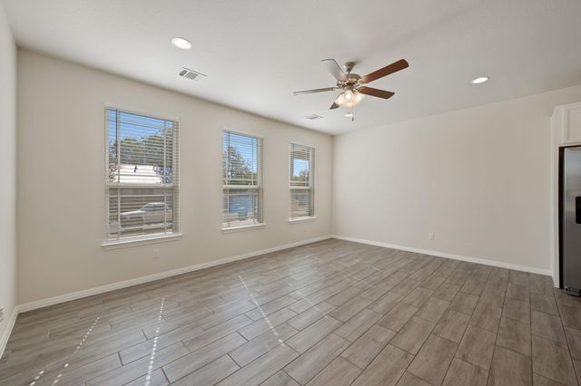 700 W 6th ST B, Taylor, TX 76574