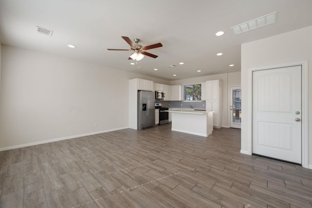 700 W 6th ST B, Taylor, TX 76574