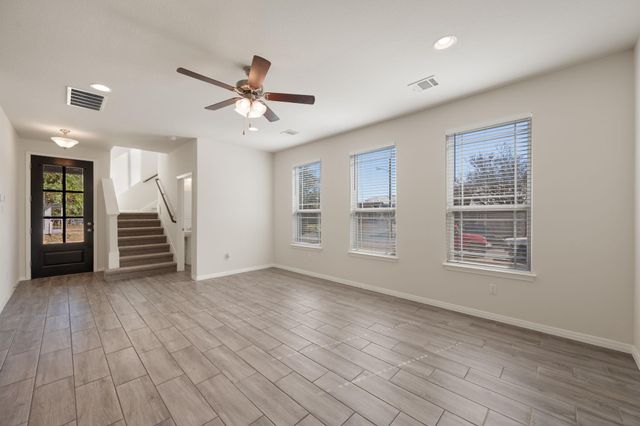 700 W 6th ST B, Taylor, TX 76574