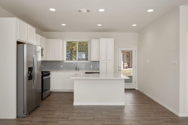 700 W 6th ST B, Taylor, TX 76574