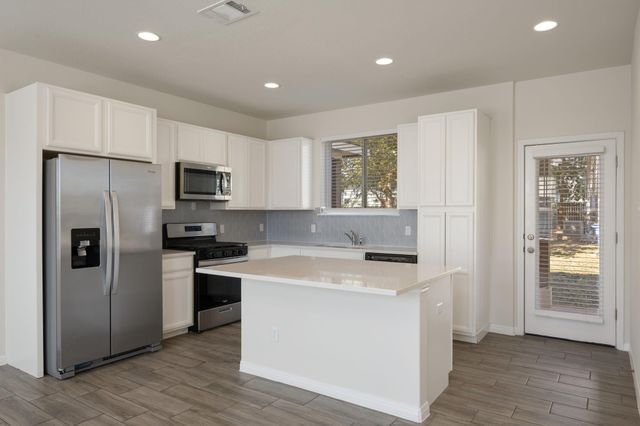 700 W 6th ST B, Taylor, TX 76574