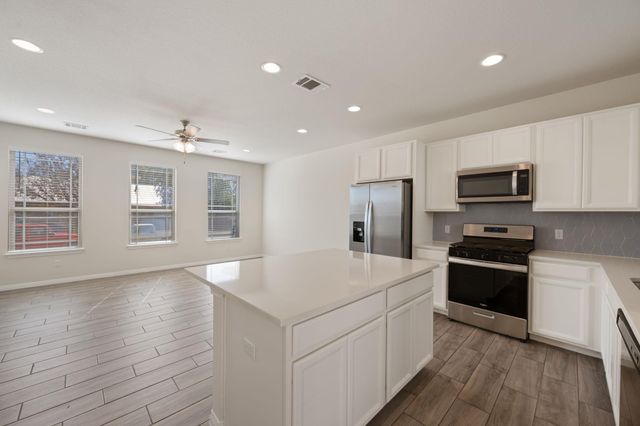 700 W 6th ST B, Taylor, TX 76574