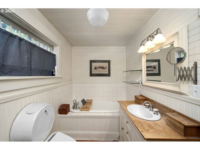 938 OAK St, Lake Oswego, OR 97034
