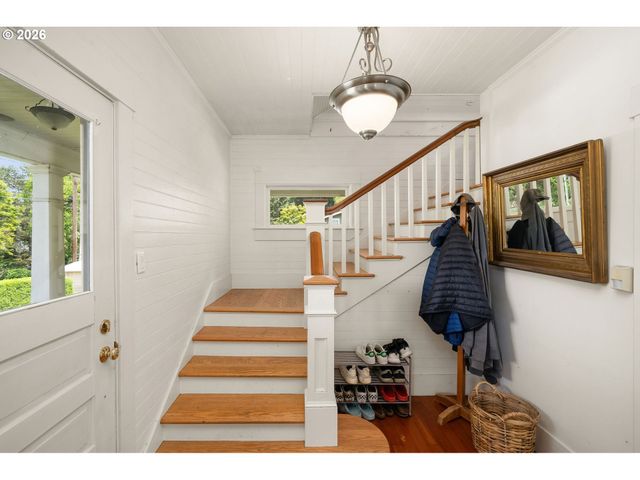 938 OAK St, Lake Oswego, OR 97034