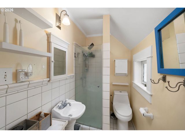 938 OAK St, Lake Oswego, OR 97034