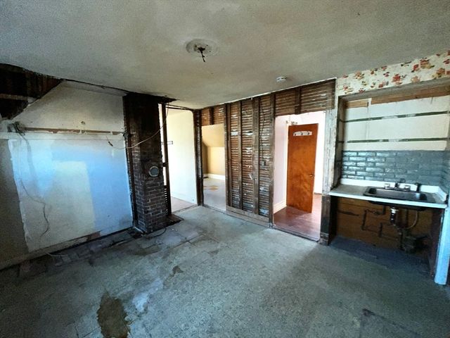 18 Garfield St, Taunton, MA 02780