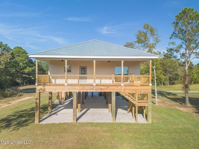 233 Farrar Lane, Waveland, MS 39576