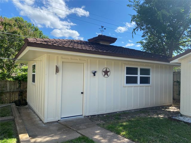 3401 Glenmont Drive, Fort Worth, TX 76133