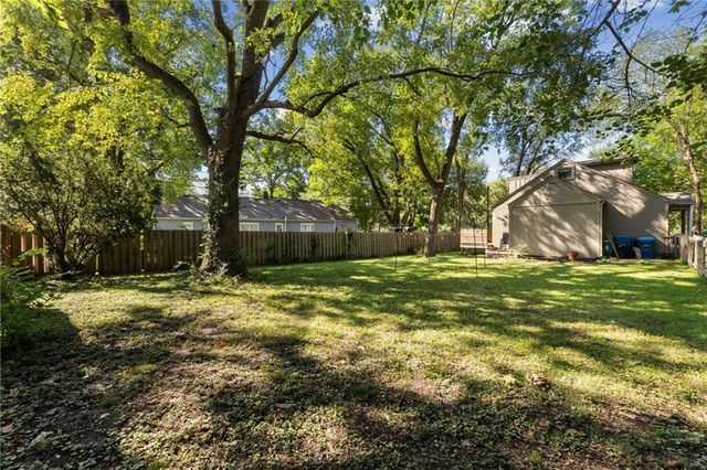 3231 Somerset Drive, Prairie Village, KS 66206
