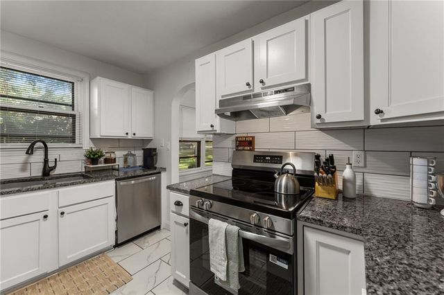 3231 Somerset Drive, Prairie Village, KS 66206