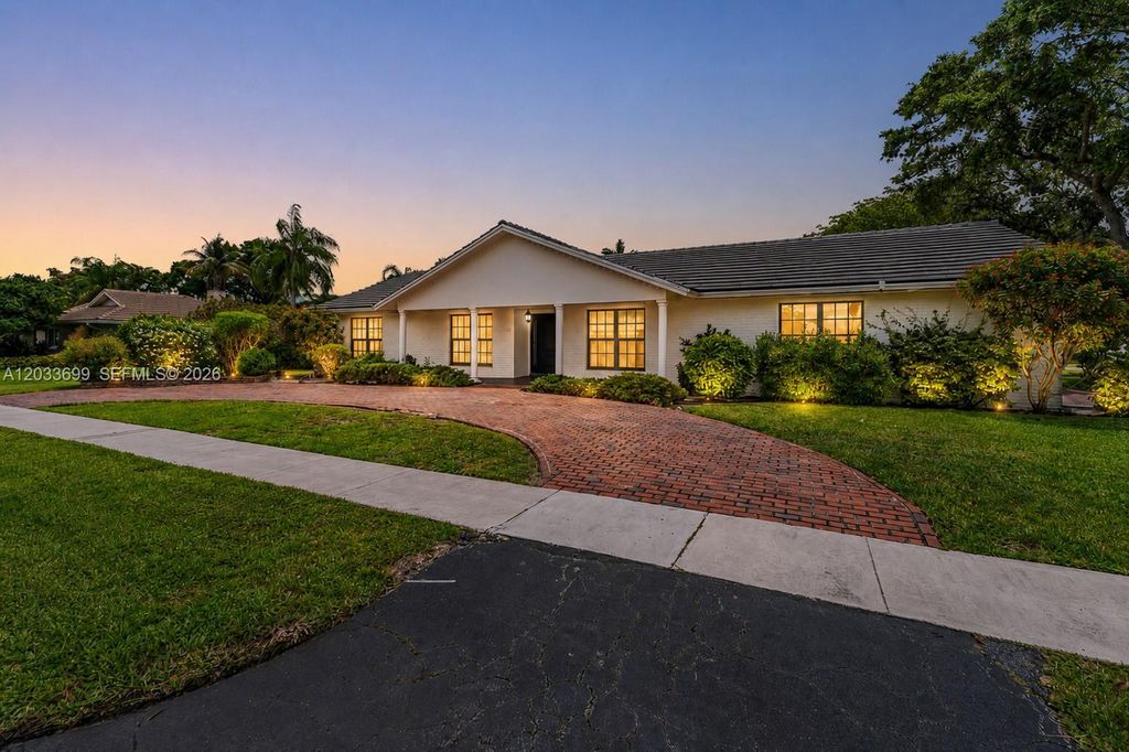 Image 1 of property listing at 680 El Dorado Pkwy, Plantation, FL 33317