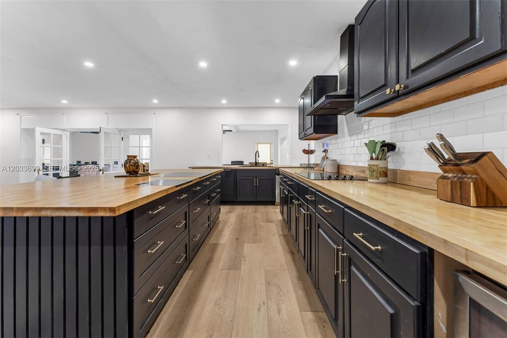 Image 12 of property listing at 680 El Dorado Pkwy, Plantation, FL 33317