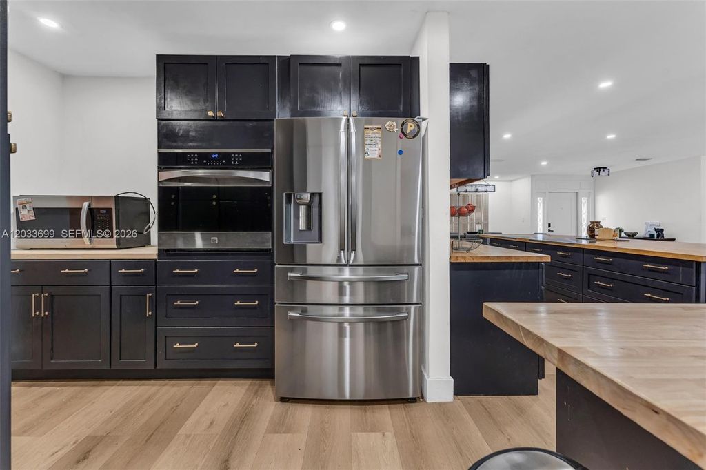 Image 15 of property listing at 680 El Dorado Pkwy, Plantation, FL 33317
