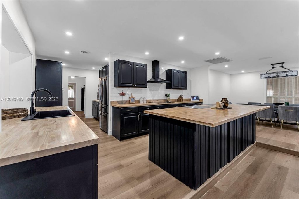 Image 18 of property listing at 680 El Dorado Pkwy, Plantation, FL 33317