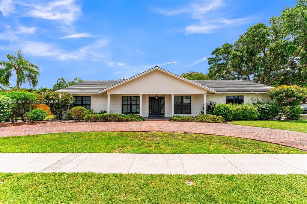 Image 2 of property listing at 680 El Dorado Pkwy, Plantation, FL 33317