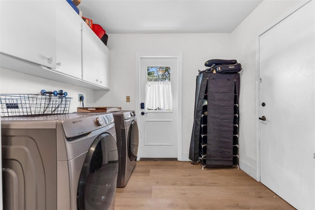 Image 20 of property listing at 680 El Dorado Pkwy, Plantation, FL 33317