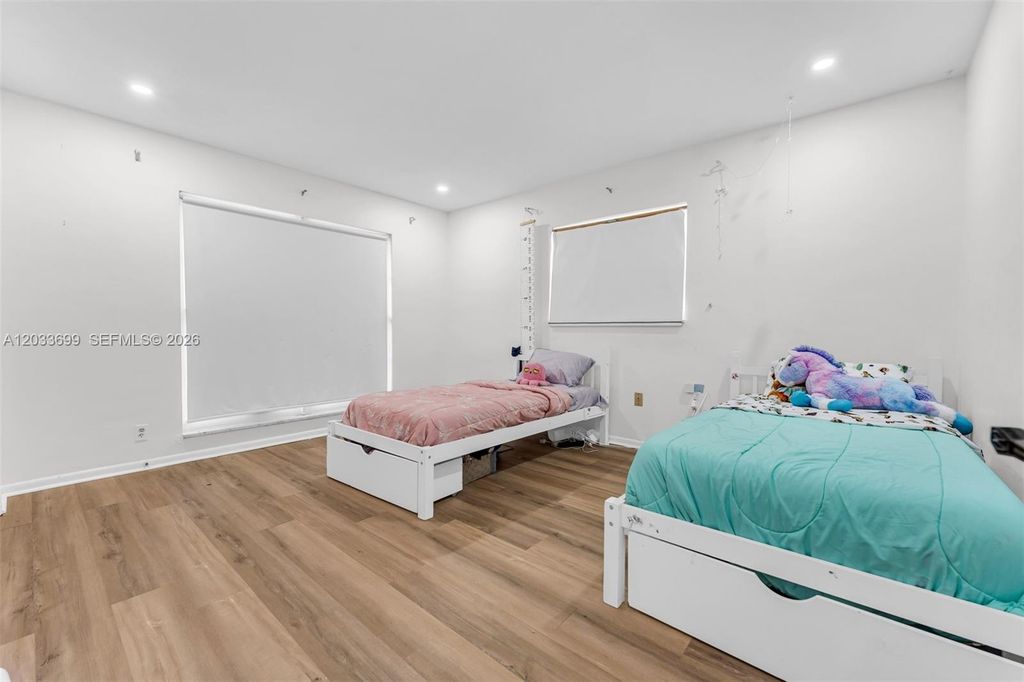 Image 25 of property listing at 680 El Dorado Pkwy, Plantation, FL 33317