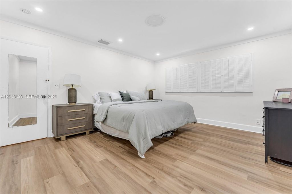 Image 32 of property listing at 680 El Dorado Pkwy, Plantation, FL 33317