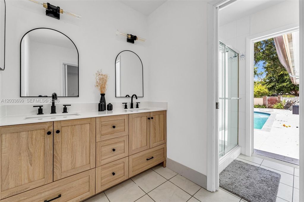 Image 34 of property listing at 680 El Dorado Pkwy, Plantation, FL 33317