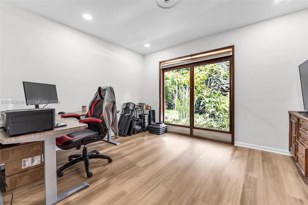 Image 37 of property listing at 680 El Dorado Pkwy, Plantation, FL 33317
