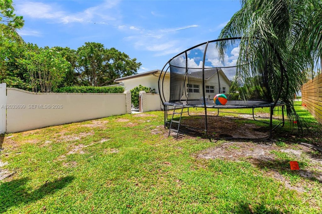 Image 40 of property listing at 680 El Dorado Pkwy, Plantation, FL 33317
