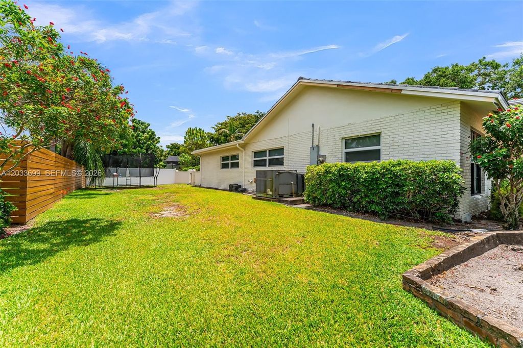 Image 41 of property listing at 680 El Dorado Pkwy, Plantation, FL 33317