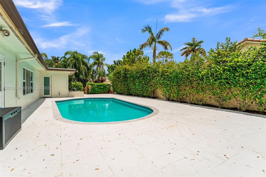 Image 43 of property listing at 680 El Dorado Pkwy, Plantation, FL 33317