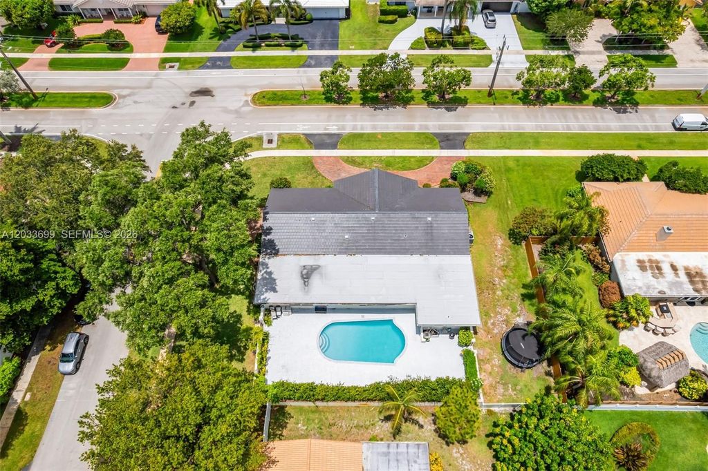 Image 46 of property listing at 680 El Dorado Pkwy, Plantation, FL 33317