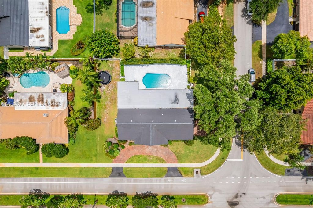 Image 47 of property listing at 680 El Dorado Pkwy, Plantation, FL 33317